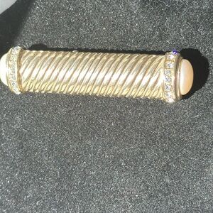 Brooch gold tone pearlized ends with clasp in back